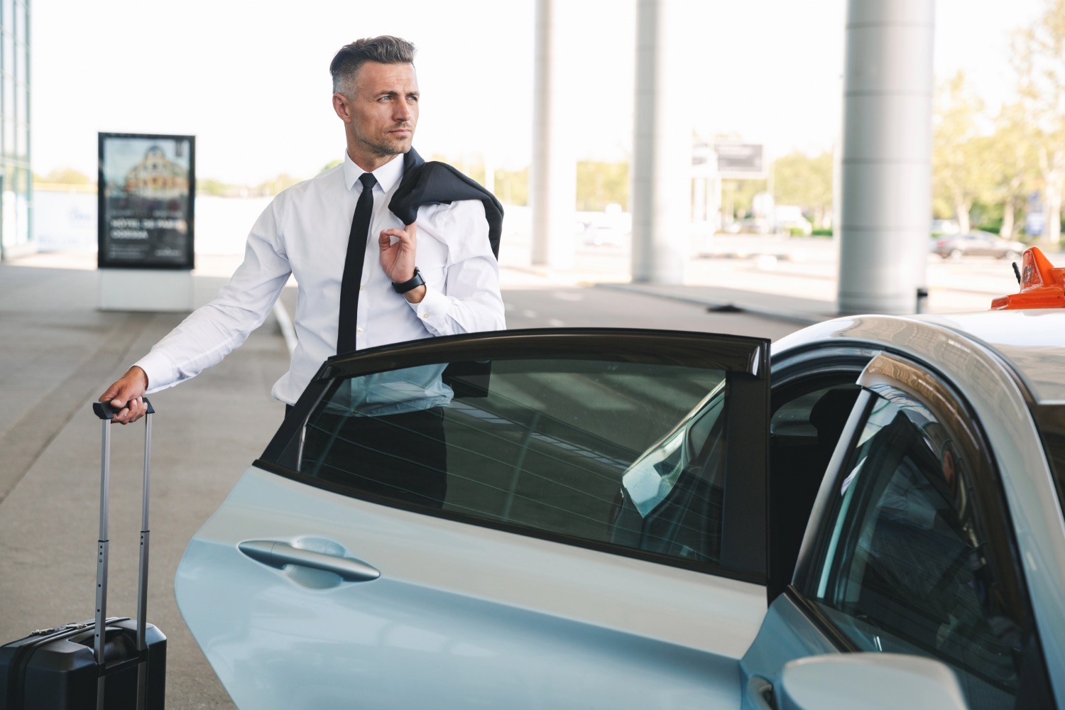 Homme empruntant un taxi d'ABS Transfers pour se rendre à son hôtel depuis l'aéroport