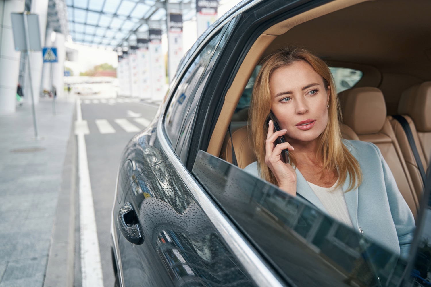 Femme profitant du confort d'un taxi d'ABS Transfers pour se rendre à sa destination depuis l'aéroport